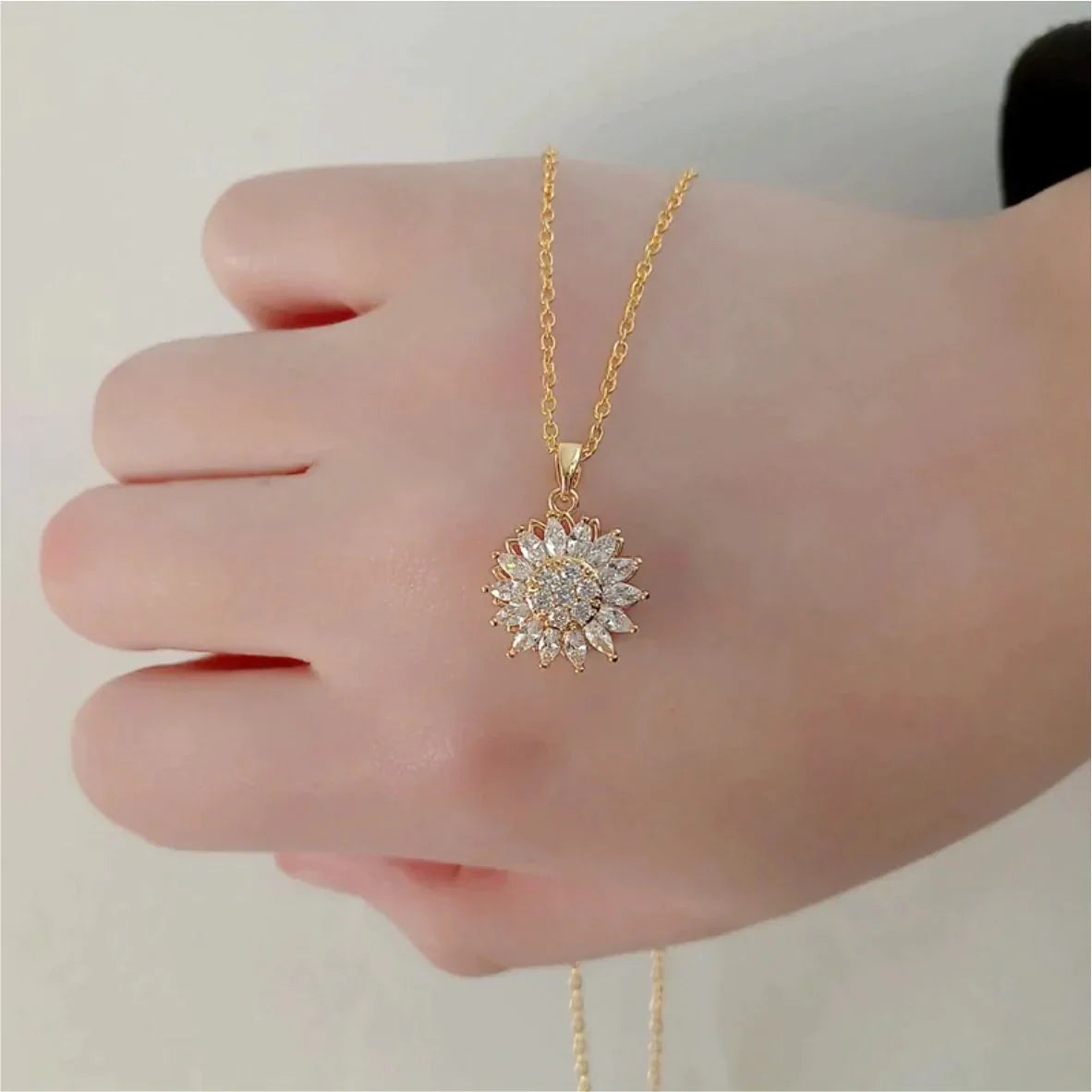 COLLAR GIRATORIO BAÑADO DE ORO EN COFRE 👑